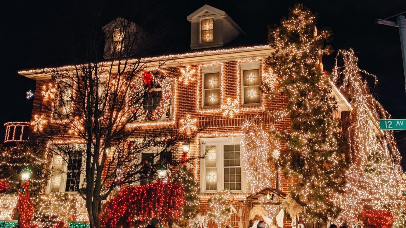 A house with Christmas lights