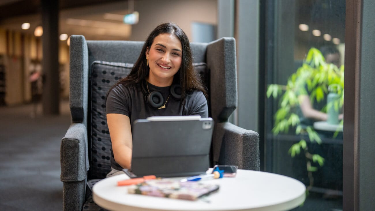 Optus Donate your DataTM program helps students like Iesha to stay connected online.