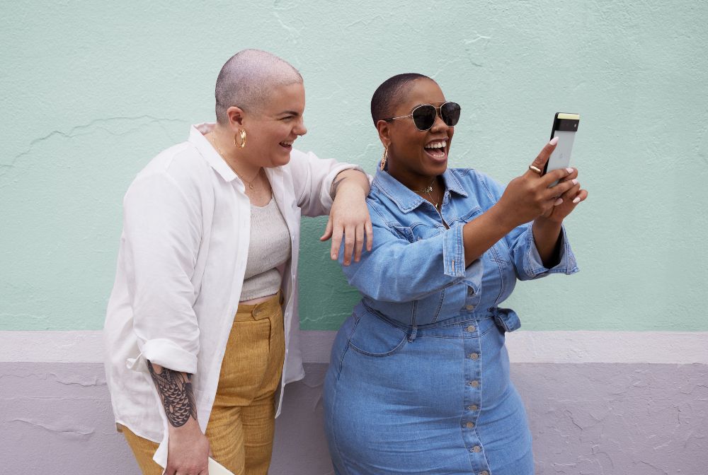 2 women taking selfie on Pixel 6