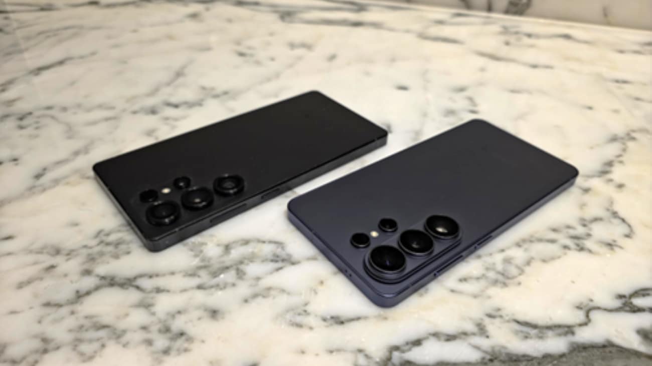 A Samsung Galaxy S25 Ultra beside a Samsung Galaxy S26 Ultra