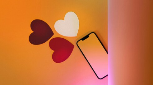 Iphone screen with three hearts 